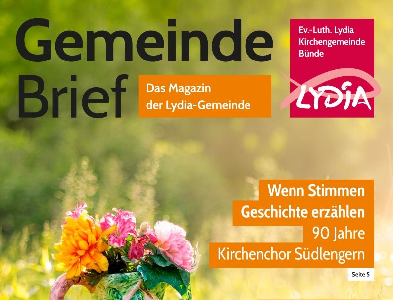 Das Titelbild des Gemeindebriefs zeigt eine bunte Vase, die auf einem Koffer auf einer Wiese geht