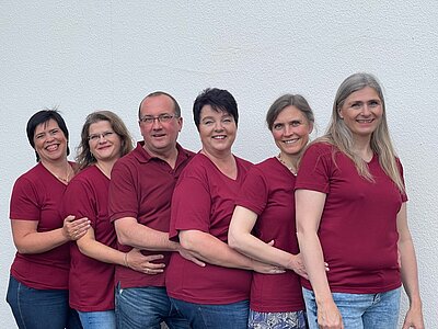 Sängerinnen und Leiter der Gruppe