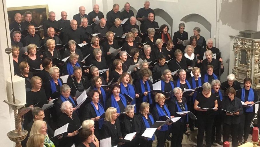 Kantoreichor singt in der Kirche