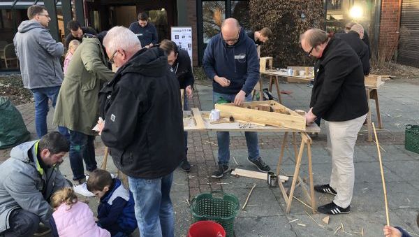 Väter und Kinder bauen ein Insektenhotel